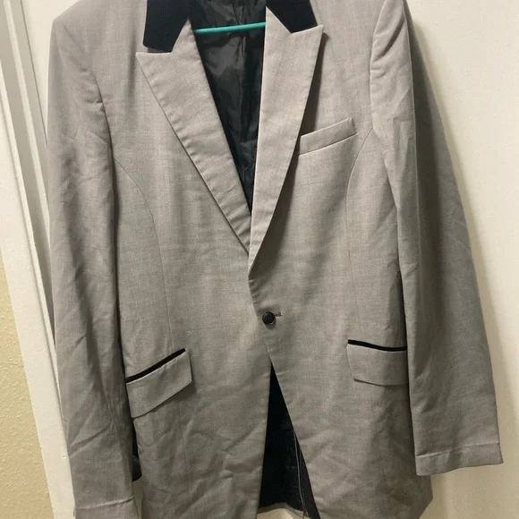 Elegant Men's Blazer in Light Gray with Black Trim - Picture 1 of 6